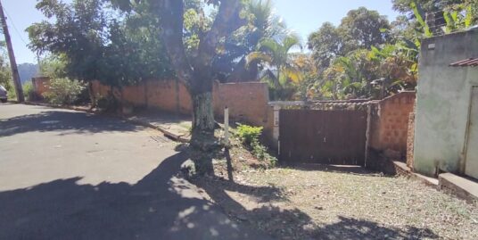 CASA COM TERRENO AMPLO NO BAIRRO CERÂMICA